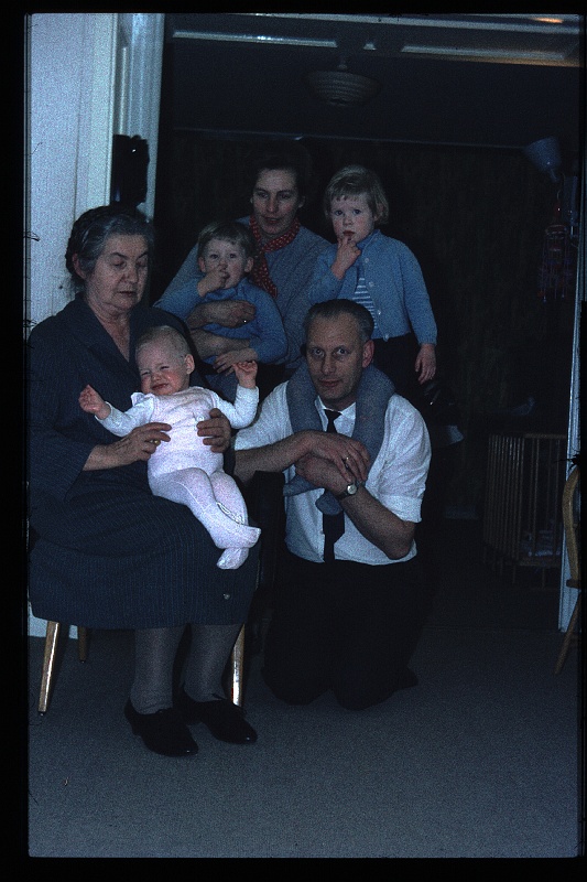 09.Delft feb 1966 Omi,Papa,Mama,Brigitte,Marion,Peter.JPG